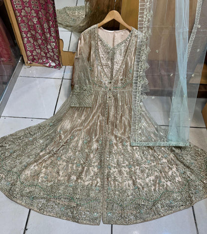 فستان ماكسي طويل مطرز بتطريز كثيف مع وشاح شبكي مطرز بالكامل | ملابس رسمية فاخرة