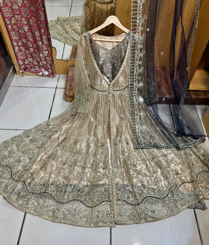 فستان ماكسي طويل مطرز بتطريز كثيف مع وشاح شبكي مطرز بالكامل | ملابس رسمية فاخرة