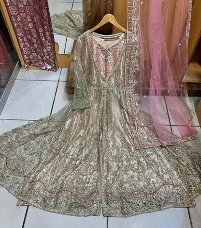 فستان ماكسي طويل مطرز بتطريز كثيف مع وشاح شبكي مطرز بالكامل | ملابس رسمية فاخرة