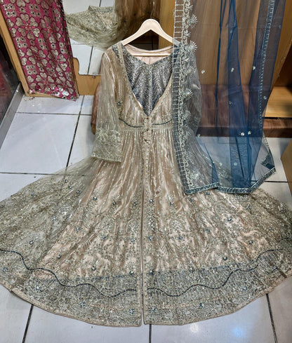 فستان ماكسي طويل مطرز بتطريز كثيف مع وشاح شبكي مطرز بالكامل | ملابس رسمية فاخرة