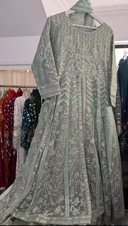 فستان ماكسي أورجانزا جميل مكون من قطعتين مع دوباتا (مستوحى من المصمم)