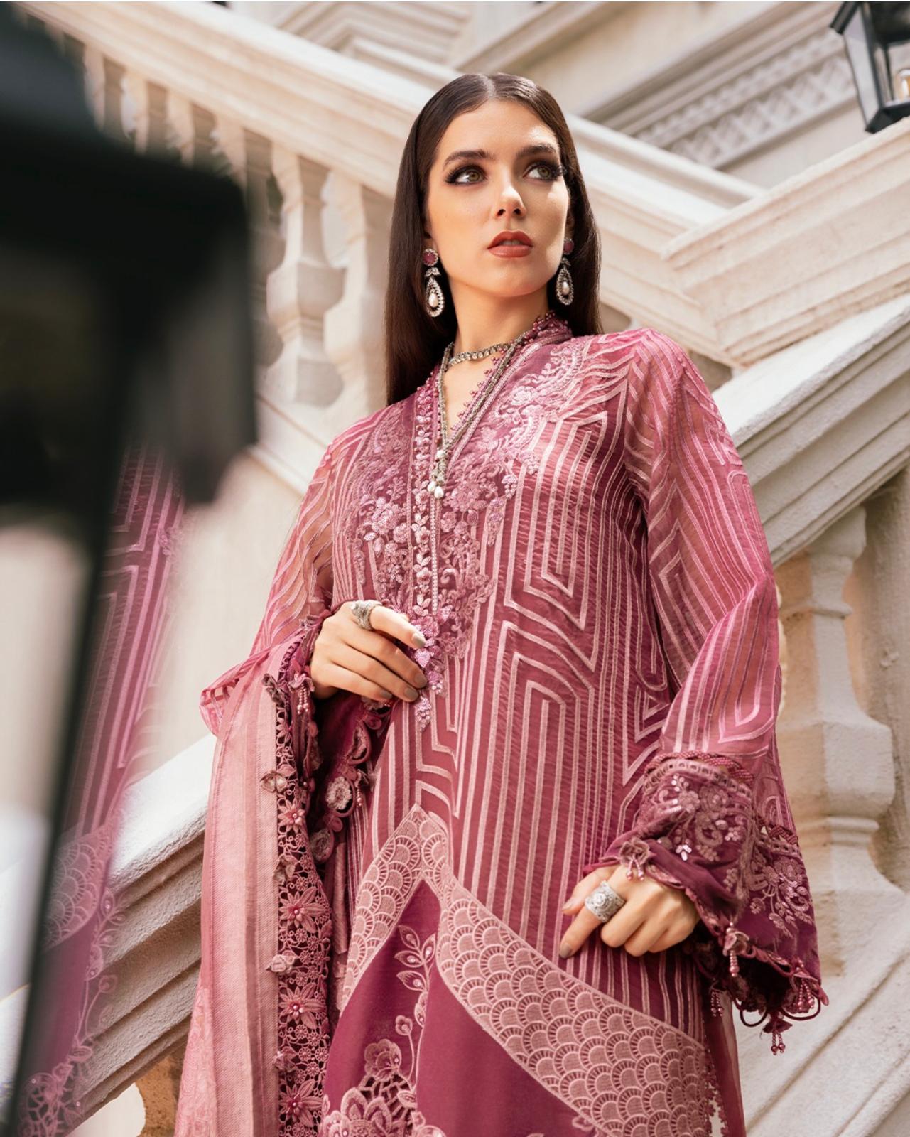 D4 ماریا بی (انسپائرڈ) – پنک سافٹ آرگنزا ونٹر لکس کلیکشن 2025 | XL سے چھوٹا