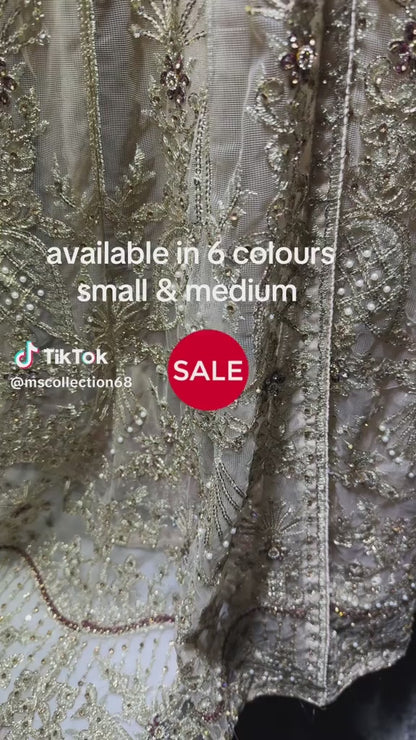 فستان ماكسي طويل مطرز بتطريز كثيف مع وشاح شبكي مطرز بالكامل | ملابس رسمية فاخرة